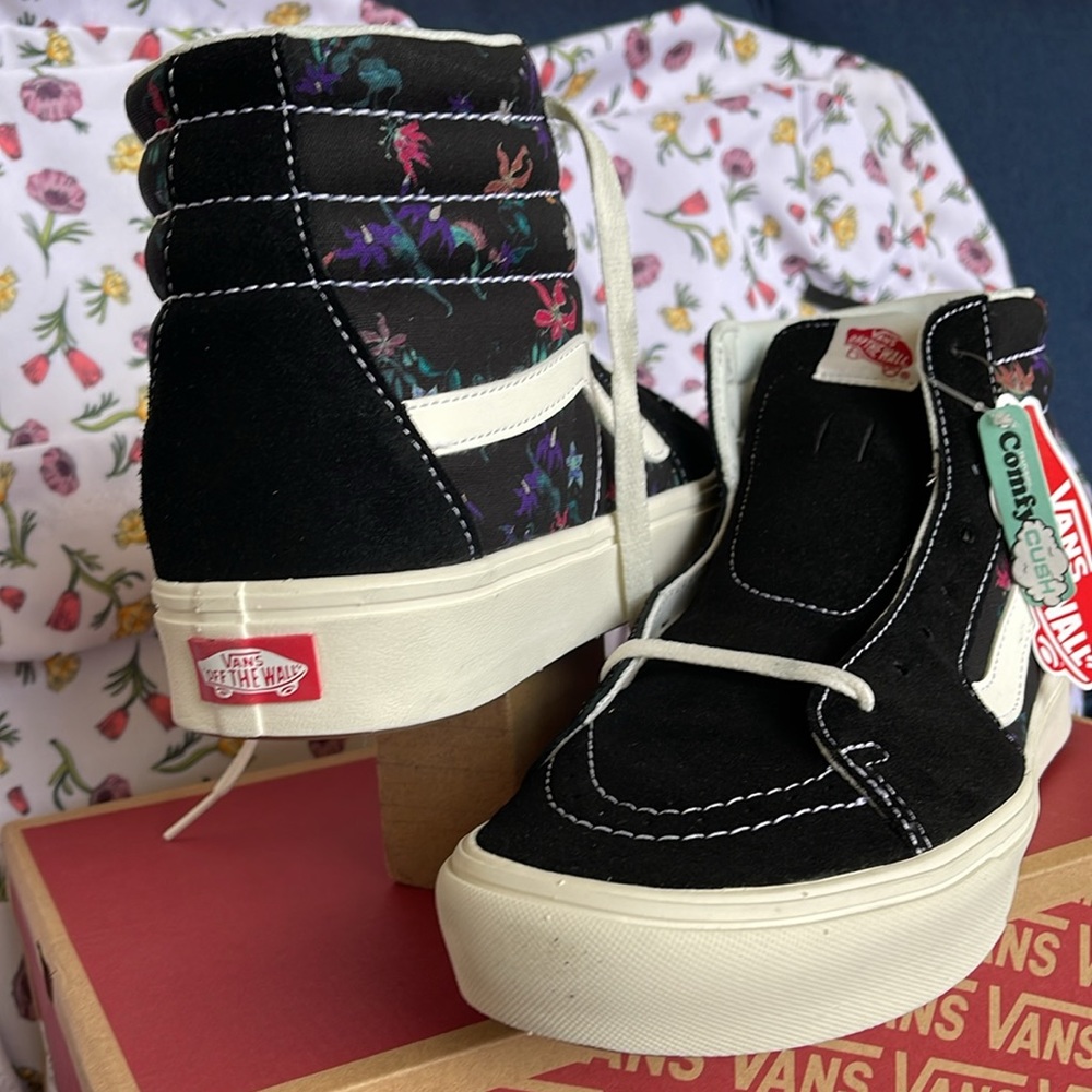 Vans • WMNS Comfycush Sks-
Fatal Floral Black
VN0AZTNOBLK
Sneakers - Picture 10 of 16